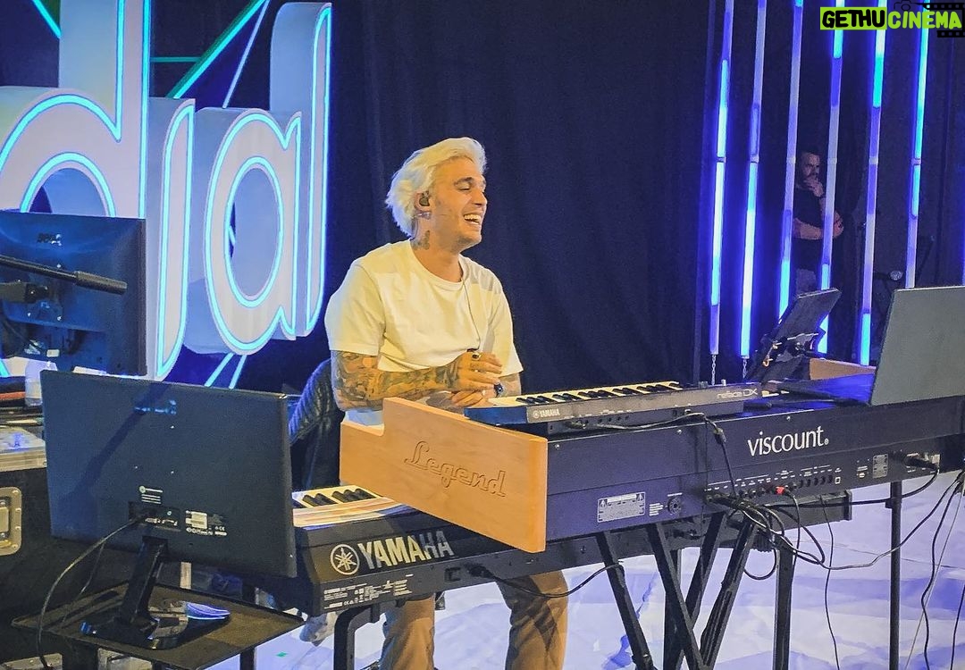 Víctor Elías Instagram - Preparados Listos Ya… Mañana @cadena_dial #premiosdial2023 en @divinity_es Gracias un año más por esta Magia ❤️❤️ 🤩🤩🤩🤩 #premiosdial #radiodial #cadenadial #direccionmusical #music #livemusic #live Recinto Ferial de Tenerife
