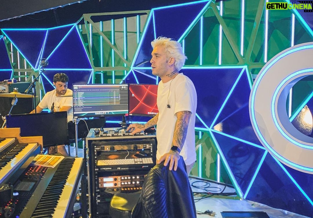 Víctor Elías Instagram - Preparados Listos Ya… Mañana @cadena_dial #premiosdial2023 en @divinity_es Gracias un año más por esta Magia ❤️❤️ 🤩🤩🤩🤩 #premiosdial #radiodial #cadenadial #direccionmusical #music #livemusic #live Recinto Ferial de Tenerife