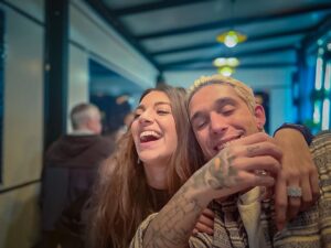 Víctor Elías Instagram - Cumplir años a tu lado es cumplir metas, ilusiones y retos. 

@anaguerramusic 🫶🏻🫶🏻

#cumpleaños #32 #metas #ilusion #pareja