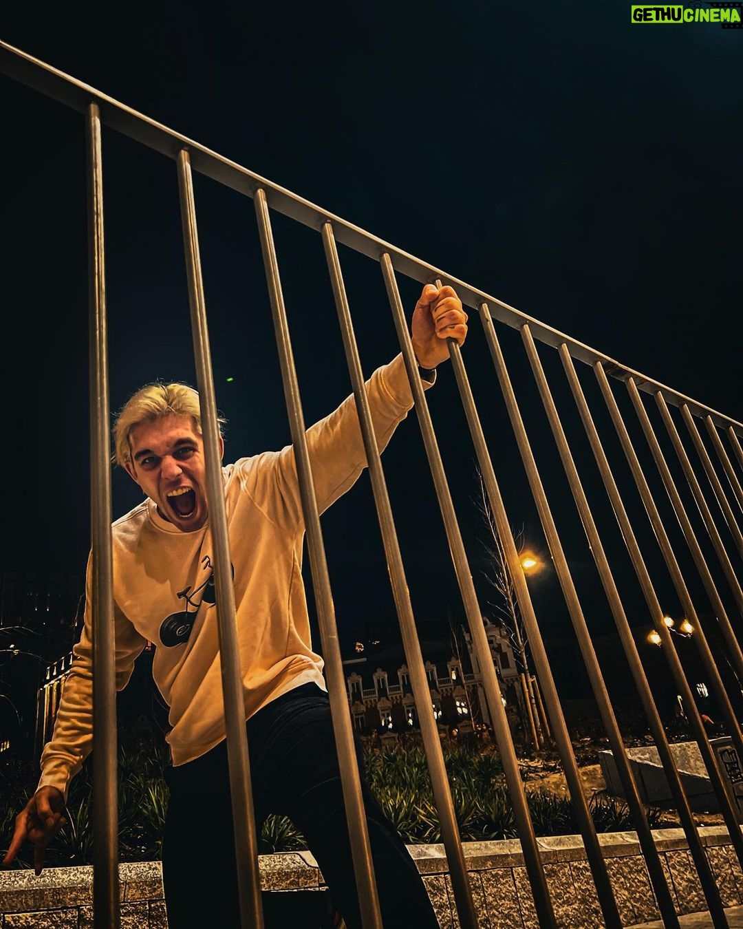 Víctor Elías Instagram - Siempre tengo que hacer el mono un poco 🐒🐒 Madrid, Spain