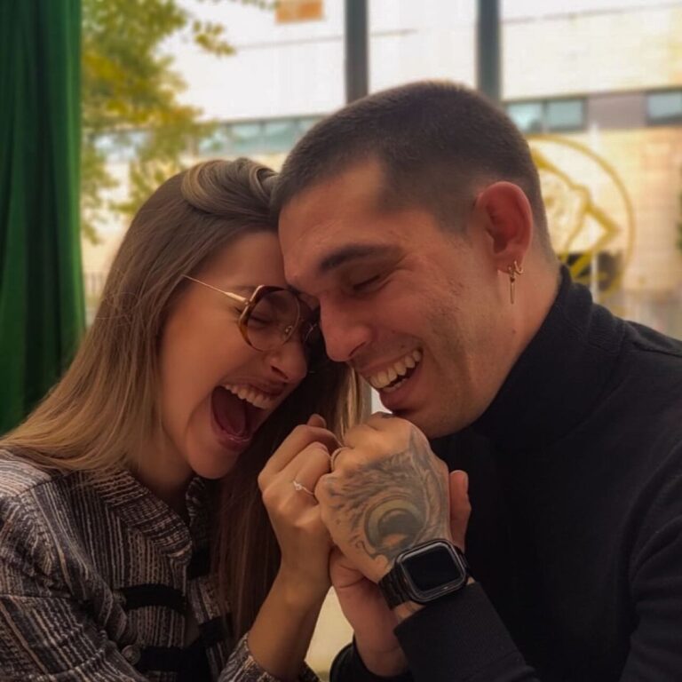 Víctor Elías Instagram - Ella: Sí, quiero. Él: Sí, quiero. 💍