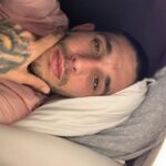 Víctor Elías Instagram - El otro día hicimos el tonto😝 @anaguerramusic y yo jugando con esta luz💡 que le hemos copiado a @frnperea y a @liliwooo y oyeee… esta luz hace milagros 🙏🏻👼🏻 😂😂 Al final se ve la realidad 😂😂🤪 💡💡💡💡💡💡💡💡💡💡💡💡💡💡💡💡