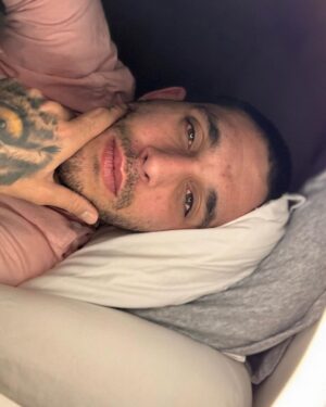 Víctor Elías Instagram - El otro día hicimos el tonto😝 @anaguerramusic y yo jugando con esta luz💡 que le hemos copiado a @frnperea y a @liliwooo y oyeee… esta luz hace milagros 🙏🏻👼🏻 😂😂

Al final se ve la realidad 😂😂🤪

💡💡💡💡💡💡💡💡💡💡💡💡💡💡💡💡