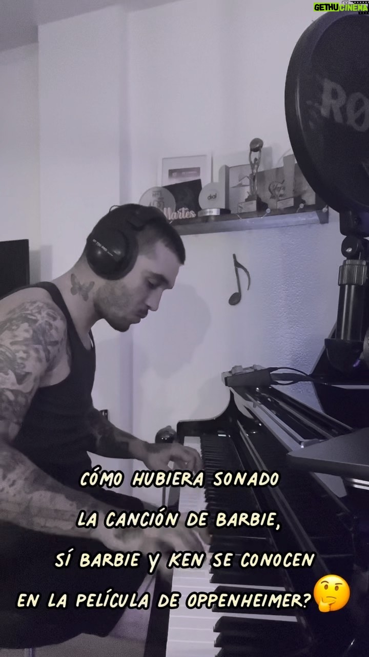 Víctor Elías Instagram - Cómo hubiera sonado la canción de #barbie , sí Barbie y Ken se conocen en la película de #oppenheimer 🤔? Y se enamoran en el momento que se ven… ❤️🫶🏻 @yamahapianosofficial @yamahamusiceurope #barbiefilm #oppenheimer #filmscore #cover #piano #pianocover #barbiegirl #yamahapiano #yamahaclp695