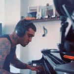 Víctor Elías Instagram - “La Historia Interminable” Mañana me voy a Viena a un máster de composición para películas, así que hoy me puesto nostálgico con las BSO que mas me gustan y me he grabado esta, arreglada a mi modo como si fuera el nudo de la peli. No se sí esta película solo la conocemos los de los 90 😓😂 Espero que os guste, tiene un detalle de otra peli al final 🤪 @yamahapianosofficial #yamahapiano #cover #keyboard #pianist #bso #bsopianocover #lahistoriainterminable