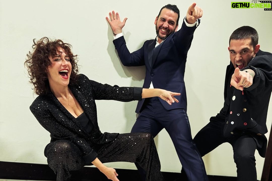 Víctor Elías Instagram - Fin de semana nominados a los @premioscarmen @acacineandaluz gracias por esta nominación a mejor canción original por la película “De Perdidos a Rio” y felicidades al ganador y al resto de nominados 🎊 Tener la oportunidad de estar ahí fue un auténtico lujazo. Gracias siempre mi hermanito @frnperea por contar conmigo para tus creaciones. Fin de increíble rodeados del lugar 😏 @javiermarquezz @goiko_martinez @liliwooo Os dejamos un cachito de la canción! 🫶🏻❤️
