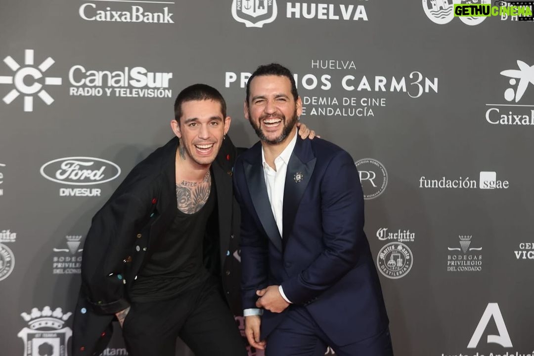 Víctor Elías Instagram - Fin de semana nominados a los @premioscarmen @acacineandaluz gracias por esta nominación a mejor canción original por la película “De Perdidos a Rio” y felicidades al ganador y al resto de nominados 🎊 Tener la oportunidad de estar ahí fue un auténtico lujazo. Gracias siempre mi hermanito @frnperea por contar conmigo para tus creaciones. Fin de increíble rodeados del lugar 😏 @javiermarquezz @goiko_martinez @liliwooo Os dejamos un cachito de la canción! 🫶🏻❤️