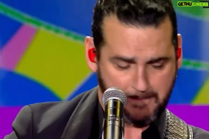 Víctor Elías Instagram - Fin de semana nominados a los @premioscarmen @acacineandaluz gracias por esta nominación a mejor canción original por la película “De Perdidos a Rio” y felicidades al ganador y al resto de nominados 🎊 Tener la oportunidad de estar ahí fue un auténtico lujazo. Gracias siempre mi hermanito @frnperea por contar conmigo para tus creaciones. Fin de increíble rodeados del lugar 😏 @javiermarquezz @goiko_martinez @liliwooo Os dejamos un cachito de la canción! 🫶🏻❤️