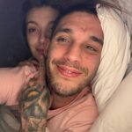 Víctor Elías Instagram - El otro día hicimos el tonto😝 @anaguerramusic y yo jugando con esta luz💡 que le hemos copiado a @frnperea y a @liliwooo y oyeee… esta luz hace milagros 🙏🏻👼🏻 😂😂 Al final se ve la realidad 😂😂🤪 💡💡💡💡💡💡💡💡💡💡💡💡💡💡💡💡