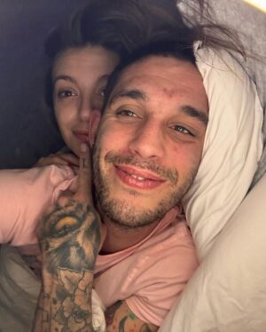 Víctor Elías Instagram - El otro día hicimos el tonto😝 @anaguerramusic y yo jugando con esta luz💡 que le hemos copiado a @frnperea y a @liliwooo y oyeee… esta luz hace milagros 🙏🏻👼🏻 😂😂

Al final se ve la realidad 😂😂🤪

💡💡💡💡💡💡💡💡💡💡💡💡💡💡💡💡