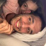 Víctor Elías Instagram - El otro día hicimos el tonto😝 @anaguerramusic y yo jugando con esta luz💡 que le hemos copiado a @frnperea y a @liliwooo y oyeee… esta luz hace milagros 🙏🏻👼🏻 😂😂 Al final se ve la realidad 😂😂🤪 💡💡💡💡💡💡💡💡💡💡💡💡💡💡💡💡
