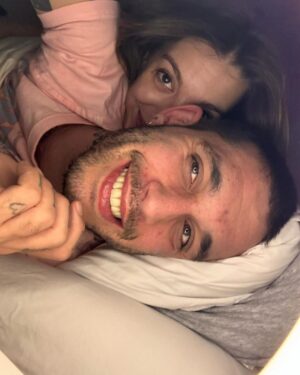 Víctor Elías Instagram - El otro día hicimos el tonto😝 @anaguerramusic y yo jugando con esta luz💡 que le hemos copiado a @frnperea y a @liliwooo y oyeee… esta luz hace milagros 🙏🏻👼🏻 😂😂

Al final se ve la realidad 😂😂🤪

💡💡💡💡💡💡💡💡💡💡💡💡💡💡💡💡