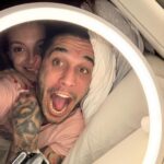 Víctor Elías Instagram - El otro día hicimos el tonto😝 @anaguerramusic y yo jugando con esta luz💡 que le hemos copiado a @frnperea y a @liliwooo y oyeee… esta luz hace milagros 🙏🏻👼🏻 😂😂 Al final se ve la realidad 😂😂🤪 💡💡💡💡💡💡💡💡💡💡💡💡💡💡💡💡