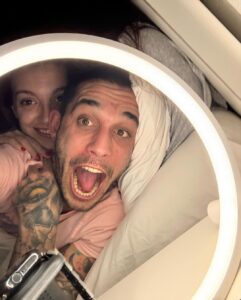 Víctor Elías Instagram - El otro día hicimos el tonto😝 @anaguerramusic y yo jugando con esta luz💡 que le hemos copiado a @frnperea y a @liliwooo y oyeee… esta luz hace milagros 🙏🏻👼🏻 😂😂 Al final se ve la realidad 😂😂🤪 💡💡💡💡💡💡💡💡💡💡💡💡💡💡💡💡