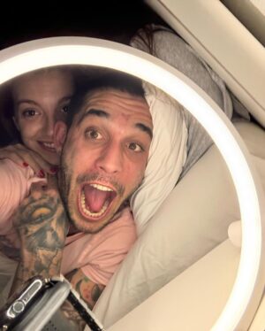 Víctor Elías Instagram - El otro día hicimos el tonto😝 @anaguerramusic y yo jugando con esta luz💡 que le hemos copiado a @frnperea y a @liliwooo y oyeee… esta luz hace milagros 🙏🏻👼🏻 😂😂

Al final se ve la realidad 😂😂🤪

💡💡💡💡💡💡💡💡💡💡💡💡💡💡💡💡