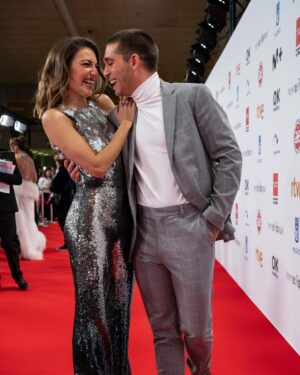 Víctor Elías Instagram - Siempre tuyo
Siempre mía 
Siempre nuestros 👩🏽‍🤝‍👨🏼🫶🏻

📸 @irenemeritxell 
@premiosforque