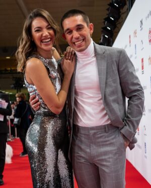 Víctor Elías Instagram - Siempre tuyo
Siempre mía 
Siempre nuestros 👩🏽‍🤝‍👨🏼🫶🏻

📸 @irenemeritxell 
@premiosforque