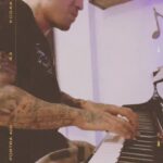 Víctor Elías Instagram - Me he sentado al piano, le ha dado a grabar y ha salido esto 🤷🏻‍♂️ Música improvisada en pijama sin expectativas, solo disfrutar de dejarse llevar… GRACIAS MÚSICA! 🫶🏻❤️
