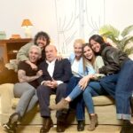 Víctor Elías Instagram – 💥LLEGÓ EL DÍA💥
Ya está disponible en exclusiva en el canal Fran de youtube.com/frnperea el Reecuentro de los actores y actrices de Los Serrano. Sí, una reunión de la familia tras 20 años!!! Guiado por @percebesygrelos 📺
🙏🏻creednos si os decimos que es una de las cosas que más ilusión nos ha hecho en la vida. Volver a juntarnos. Hacer todo lo posible para hacerlo… Poner el corazón en ello… Luchar contra agendas imposibles y contra los elementos… Y, al final, LO CONSEGUIMOS!!!! 💥
💫Esperamos que disfrutéis de este regalito navideño para ver estas fiestas en familia, tal y como veíais la serie en su día!
Contadnos qué os parece! ☺️
Es una producción de SINFONÍA EN NOBEMOL (@nobemol_music) e IMES ENTERTAINMENT (@somospulsostudio) y habría sido imposible llevarla a cabo sin @isarodriguezlop, @violetacasipurpura, @carlesmp, @frnperea y @lalias3.
#ReencuentroLosSerrano
📸 @pablomadridph