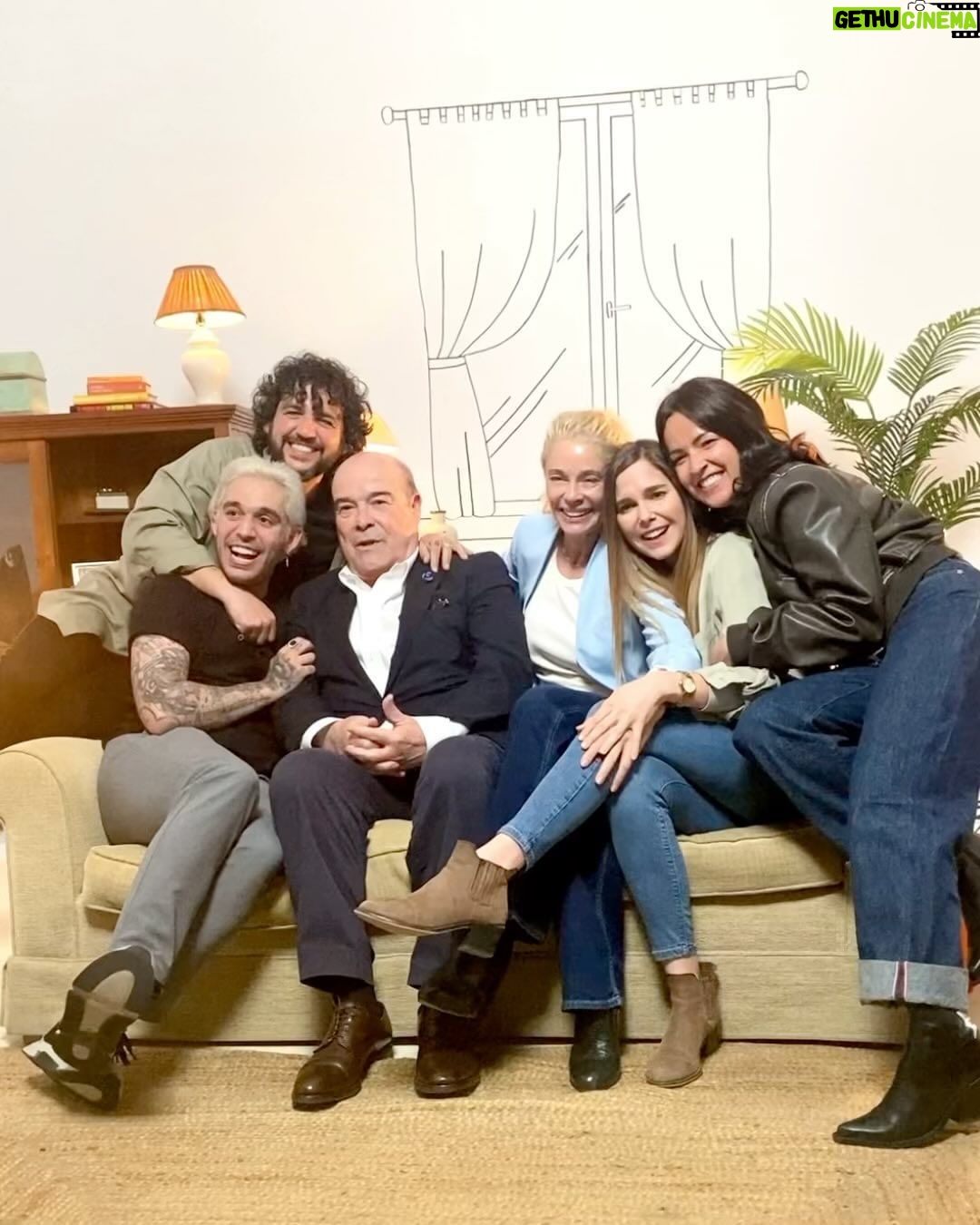 Víctor Elías Instagram - 💥LLEGÓ EL DÍA💥 Ya está disponible en exclusiva en el canal Fran de youtube.com/frnperea el Reecuentro de los actores y actrices de Los Serrano. Sí, una reunión de la familia tras 20 años!!! Guiado por @percebesygrelos 📺 🙏🏻creednos si os decimos que es una de las cosas que más ilusión nos ha hecho en la vida. Volver a juntarnos. Hacer todo lo posible para hacerlo… Poner el corazón en ello… Luchar contra agendas imposibles y contra los elementos… Y, al final, LO CONSEGUIMOS!!!! 💥 💫Esperamos que disfrutéis de este regalito navideño para ver estas fiestas en familia, tal y como veíais la serie en su día! Contadnos qué os parece! ☺️ Es una producción de SINFONÍA EN NOBEMOL (@nobemol_music) e IMES ENTERTAINMENT (@somospulsostudio) y habría sido imposible llevarla a cabo sin @isarodriguezlop, @violetacasipurpura, @carlesmp, @frnperea y @lalias3. #ReencuentroLosSerrano 📸 @pablomadridph