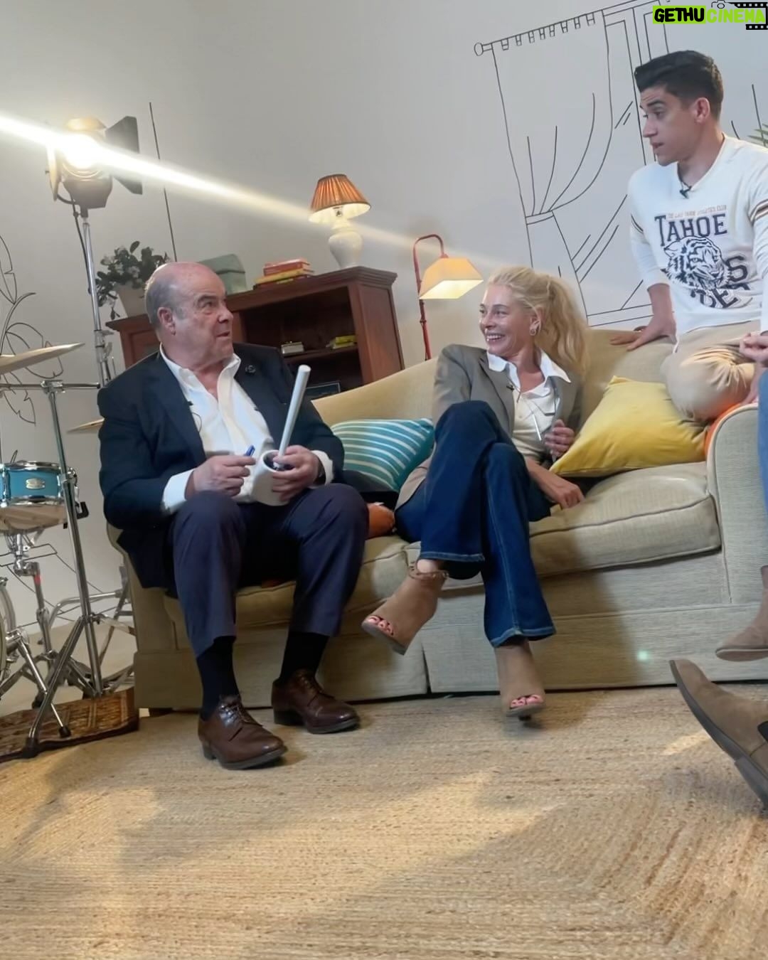 Víctor Elías Instagram - 💥LLEGÓ EL DÍA💥 Ya está disponible en exclusiva en el canal Fran de youtube.com/frnperea el Reecuentro de los actores y actrices de Los Serrano. Sí, una reunión de la familia tras 20 años!!! Guiado por @percebesygrelos 📺 🙏🏻creednos si os decimos que es una de las cosas que más ilusión nos ha hecho en la vida. Volver a juntarnos. Hacer todo lo posible para hacerlo… Poner el corazón en ello… Luchar contra agendas imposibles y contra los elementos… Y, al final, LO CONSEGUIMOS!!!! 💥 💫Esperamos que disfrutéis de este regalito navideño para ver estas fiestas en familia, tal y como veíais la serie en su día! Contadnos qué os parece! ☺️ Es una producción de SINFONÍA EN NOBEMOL (@nobemol_music) e IMES ENTERTAINMENT (@somospulsostudio) y habría sido imposible llevarla a cabo sin @isarodriguezlop, @violetacasipurpura, @carlesmp, @frnperea y @lalias3. #ReencuentroLosSerrano 📸 @pablomadridph