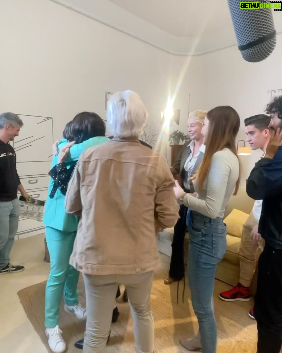 Víctor Elías Instagram - 💥LLEGÓ EL DÍA💥 Ya está disponible en exclusiva en el canal Fran de youtube.com/frnperea el Reecuentro de los actores y actrices de Los Serrano. Sí, una reunión de la familia tras 20 años!!! Guiado por @percebesygrelos 📺 🙏🏻creednos si os decimos que es una de las cosas que más ilusión nos ha hecho en la vida. Volver a juntarnos. Hacer todo lo posible para hacerlo… Poner el corazón en ello… Luchar contra agendas imposibles y contra los elementos… Y, al final, LO CONSEGUIMOS!!!! 💥 💫Esperamos que disfrutéis de este regalito navideño para ver estas fiestas en familia, tal y como veíais la serie en su día! Contadnos qué os parece! ☺️ Es una producción de SINFONÍA EN NOBEMOL (@nobemol_music) e IMES ENTERTAINMENT (@somospulsostudio) y habría sido imposible llevarla a cabo sin @isarodriguezlop, @violetacasipurpura, @carlesmp, @frnperea y @lalias3. #ReencuentroLosSerrano 📸 @pablomadridph