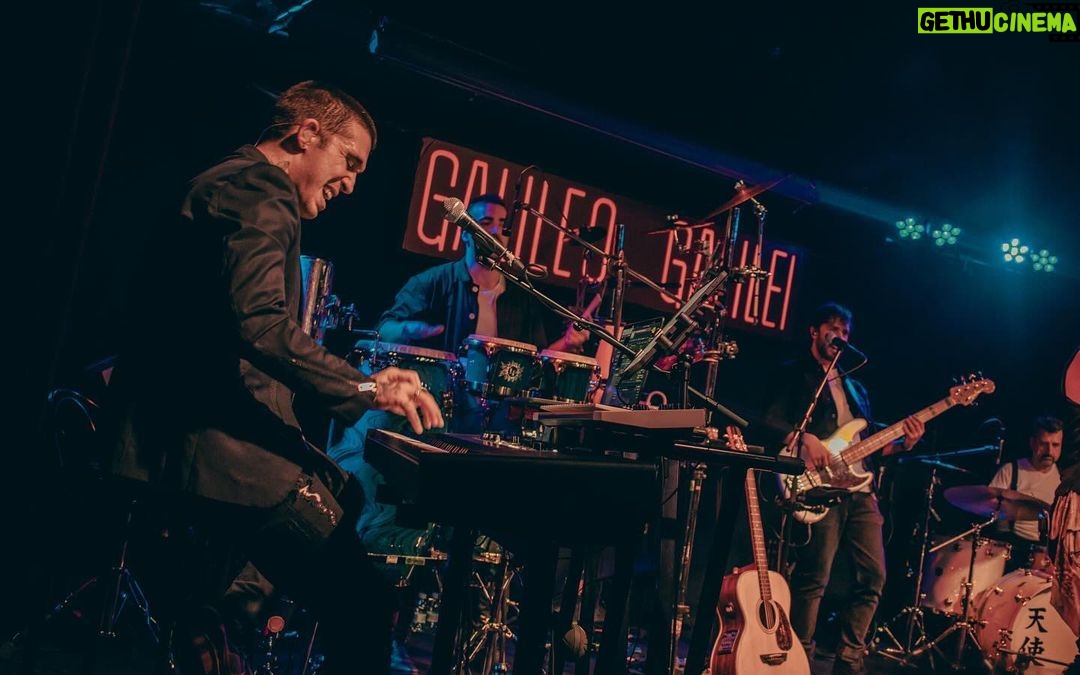 Víctor Elías Instagram - Felicidades permanente en “La ciudad intermitente” @gonzalohermida ❤️ Fotones 📸 @joselu005 🥁 @felixfanlo 🎸 @carlosbuenomusic 🎸 @jani_pihlman 🪘 @albertitomartinezpercusion 🫶🏻🫶🏻🫶🏻🫶🏻🫶🏻🫶🏻🫶🏻🫶🏻🫶🏻🫶🏻🫶🏻🫶🏻🫶🏻🫶🏻🫶🏻🫶🏻 Sala Galileo Galilei