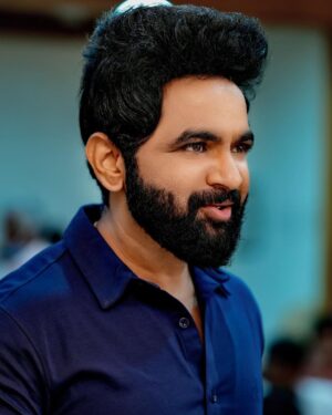 VJ Thanigai Instagram - #candid 💙  #familyfunction 🥰

Thanks brother @ashik_jaffer @diamond_weddingcompany ❤️🤗