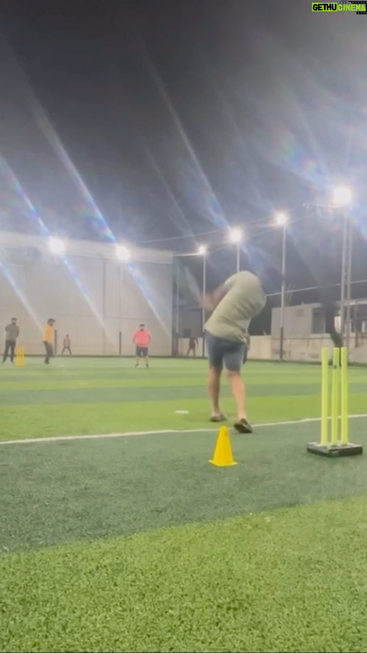 VJ Thanigai Instagram - Maniye maniyin oliye š¤£š«£ #cricket #parithabangal š #midnight #match #turff #ipl #t20 #msdhoni #viratkohli #rohitsharma45 #teamindia #csk #thanikai #vj #actor #fun #instagram #instagood #instalike #instareels #instadaily #instalove