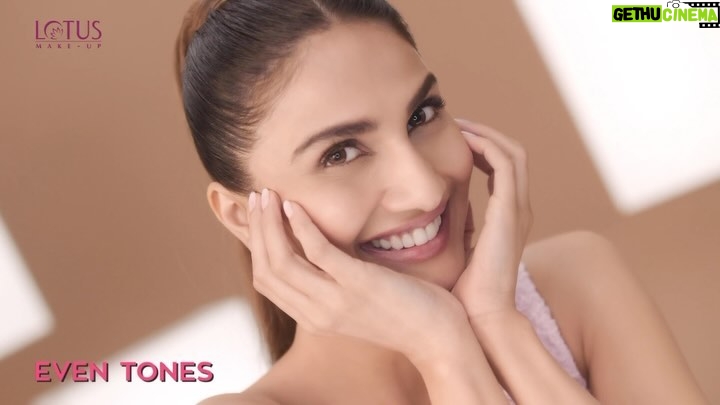 Vaani Kapoor Instagram - Who doesn’t love makeup with good skincare? Meet my flawless base, The Xpress Glow 10-In-1 Cream. ❣️ The ultimate hydrating CC cream delivers: ✨ Sheer radiance and feather-light feel ✨ Perfect dewy look ✨ SPF 25 Want to achieve my Instagram-worthy lewk? Shop from our website or your nearest store!😍 #Lotus #VeganMakeup #LotusMakeup #XpressGlow #10in1