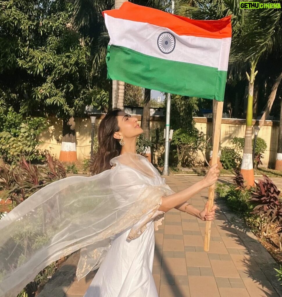Vaani Kapoor Instagram - In this celebration of unity where every heart beats collectively for one nation & one dream , find a personal anthem of love, strength , resilience & courage . Here’s to our India holding pieces and memories of our stories & existence♥ jai hind 🫡 🇮🇳 #happyrepublicday