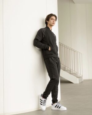 Vachirawit Chivaaree Instagram - XLG Vibe 👟

อยากชวนทุกคนมาคัสตอมรองเท้า Superstar XLG กัน พิเศษสำหรับสมาชิก adiClub เพียงแค่ซื้อรองเท้าก็ได้รับทั้งเชือกและชาร์ม 
แถมยังมีกิจกรรมให้เข้าร่วมด้วยในวันที่ 29 กรกฎาคม ที่ร้านอาดิดาส แบรนด์ เซ็นเตอร์ สาขา สยามสแครว์วัน มาร่วมสนุกกันนะครับ
 
Hashtags: #SUPERSTARXLG #adidasOriginals #adidasThailand #createdwithadidas