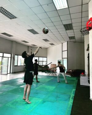 Vachirawit Chivaaree Instagram - มาซ้อมคิวบู๊❌️
มาเล่นบาส✅️