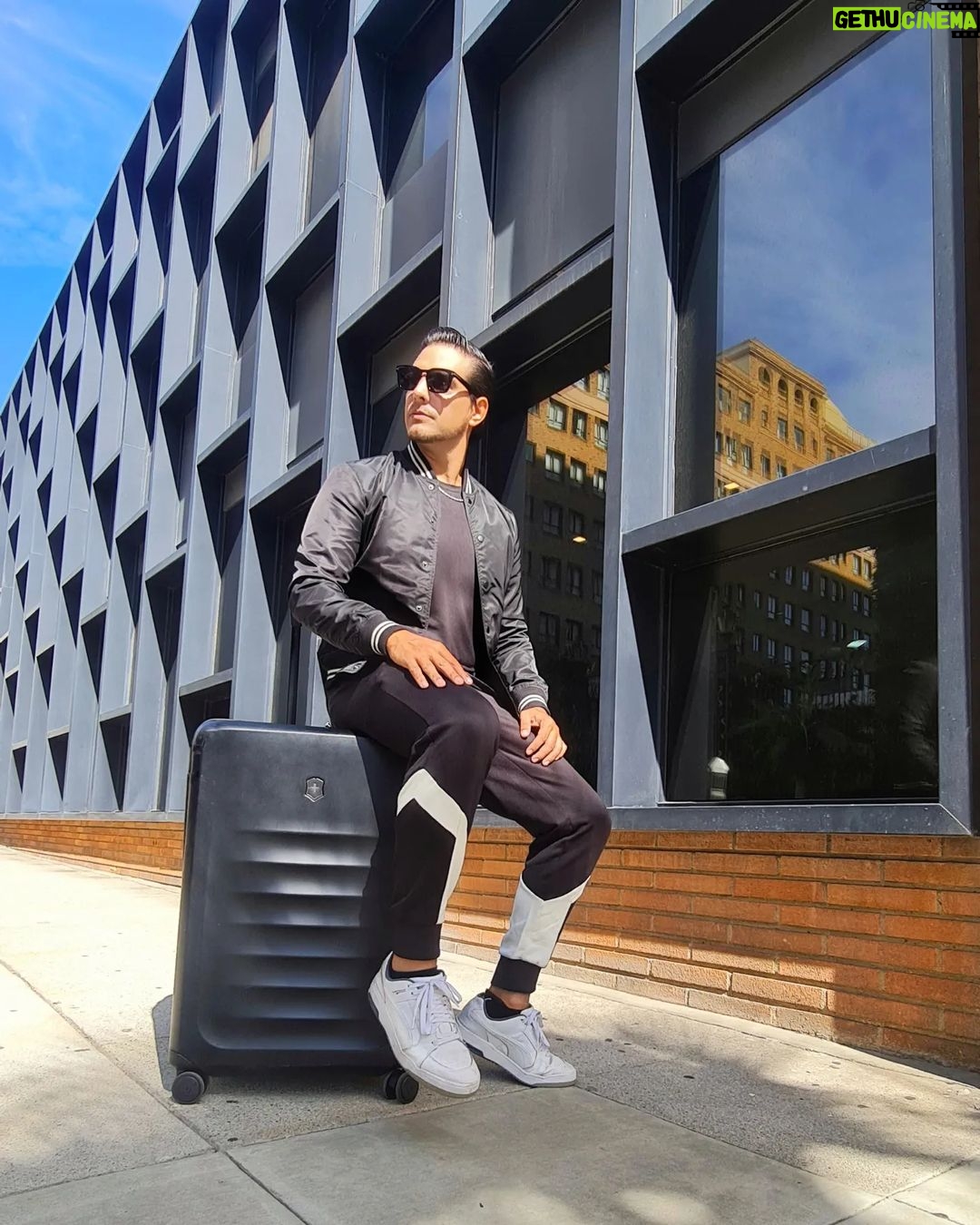 Vadhir Derbez Instagram - 🇲🇽 A donde me iré estas Vacaciones?? Denme ideas! Que tal mi nueva maleta @victorinoxmx 🔥 . 🇺🇲Where should I travel in these Holidays? Gimme ideas! Also, how cool is #MyVictorinox Bag? 🔥
