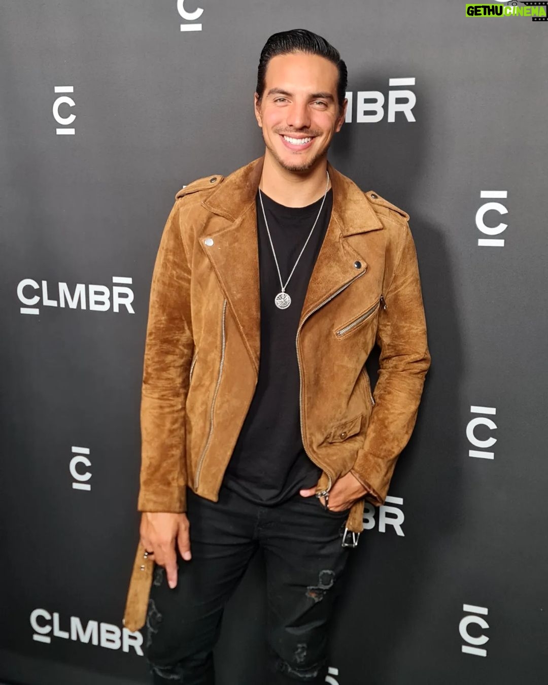 Vadhir Derbez Instagram - 🇺🇲 Smiling or Serious? What do u think? Haha lots of fun yesterday at the @clmbr_official event. . 🇲🇽Sonriendo o serio? Como ven? Muy cool el evento de @studio_clmbr_la 🔥🔥 #clmbrcommunity #clmbr #studioclmbrla Los Angeles, California