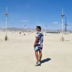 Vadhir Derbez Instagram – 🇲🇽Me tarde, pero ahí les va una probada de Burning Man, fue una experiencia loquisima pero me encantó.
-Foto 1: En medio de la Playa (así le dicen al centro de la ciudad donde está todo el arte) y yo pos estoy dando el mame haciendo como que no me doy cuenta, ya tu sabe jaja
-Foto 2: Un letrero random que describe como terminas con polvo hasta donde no.
-Video 3: Nadie sube mucho de las calles de BM de Noche, así que quise mostrar lo loco que se ve todo cuando cae el sol. Las bicis y locales tienen luces de colores por todos lados y se siente muy… como Futuro Apocalíptico jaja 
-Video 4: Andando en bici y en el centro de la ciudad esta un Hombre hecho de madera, que al final de la semana lo queman, por eso se llama Burning Man! 
-Foto 5: Esta fue parte de mi familia en BM y luego subo foto de los demás, pero la pasamos increíble. Esto fue nuevo para todos nosotros y shockeante pero  creo que esta experiencia cambió nuestra perspectiva de la vida y sociedad.
Gracias por leer! Si acabaste todo comenta un 🦖 jaja 
.
🇺🇲I took so long to post but here it is! A lil taste of my experience in Burning Man which was… insane.
-Picture 1: I’m in the middle of the Playa (which is how they call the center of the city where most of the Art is) and I’m just casually posing trynna act cool, acting like I’m walking away lol iykyk.
-Picture 2: A random sign that described very well how you truly got dust in places dust shouldn’t be in.. lol
-Video 3: Most people don’t post pictures of the streets at night in BM, so I wanted to share a bit of the craziness. All the bikes and camps got colored lights and everything glows. It feels very futuristic but apocalyptic at the same time.
-Video 4: Me riding towards “The Man” This awesome instalation of a Wooden man in the center of it all. And at the end of the week everyone gathers to watch it Burn 🔥, Hence “Burning Man”.
-Picture 5: This was part of my Burning Man Fam.(I’llpost pics of the others soon). This was new to us all and I truly believe it changed our perspective on society and the way we treat people.  It was shocking but mind-blowing. 
Thanks for reading 😊 if u finished comment a 🦖 Black Rock City