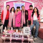 Vadhir Derbez Instagram – 🌍 La familia más icónica de la televisión llegó al #PinkyRoom ¡No te pierdas todas las confesiones de #LosDerbez! 🗺️ No te puedes perder las ocurrencias y carisma de @ederbez, @aislinnderbez, @alexrosaldo, @vadhird y @jose_eduardo92 YouTube: #PinkyPromise Jueves 9:00 P.M. 🦄💖 #PinkyLovers #SenseiMedia #KarlaDiaz #DeViajeConLosDerbez #Derbez #AislinnDerbez #EugenioDerbez #JoséEduardoDerbez #VadhirDerbez #AlessandraRosaldo