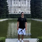 Vadhir Derbez Instagram - 🇪🇸🇲🇽 GRACIAS ESPAÑA!! Demasiado rico poder hacer un proyecto tan cool en un lugar tan mágico! Ahí les va el recap de fotos: 1- Casa Pipí.... no hay mucho que explicar jaja. 2- En el set con el crew y don @manuelvega que chingon trabajar contigo amigo, eres un gran ser humano y actorazo! 3- El team trabajo/desmadre jaja gracias a las dos por aguantarme, que salgan más stickers de esto. @abipuente y @luisaperzabal 4- Una caminadita por las calles de Madrid 5- Tratando de Tomarme una foto enfrente del Palacio del Rey... pero un niño se le ocurrió ponerse a jugar con el agua detras de mi🙃 6- Gracias Photoshop 😀👍🏻 7- En el set con este crack @sergiomomo eres un tipazo jaja 8- Con @_martinacariddi_ que la pasamos demasiado lindo diciendo pura estupidez jaja 9-Nala que así despertó todos los días a mi lado y que aguanto todos los llamados sin que le pagaran jaja 10- Bartolo, este personaje que se que va a tocar muchos corazones, gracias @frank_arizaaa por hacer este proyecto juntos y poder seguir contando historias chingonas! No tengo foto contigo ptm pero te quiero amigo! Jaja . 🇺🇲 Too much to translate 😀👍🏻, love you guys hahaha 💀🙃 Madrid, Spain