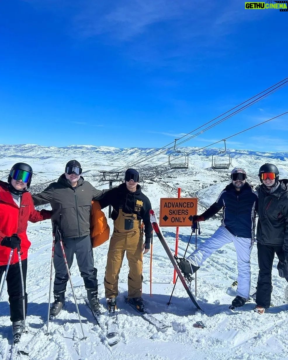 Vadhir Derbez Instagram - 🇺🇲Freezing my ass off with some of my good friends lol this is starting to become a tradition, and I like it 😎 left a surprise in the second to last pic . 🇲🇽Congelandome un rato con unos buenos cuates jaja. Hacemos este viaje cada año ya se va a volver tradición. Les deje una sorpresa en la penúltima foto jaja Park City, Utah