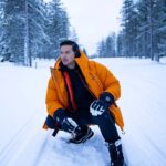 Vadhir Derbez Instagram - Una fotito de de nuestro viaje al Polo Norte ❄️ Enojado? O dando el Mme 😎 #DeViajeConLosDerbez #NuevaTemporada 24 de noviembre solo en @primevideomx 🇲🇽🌎 y @vix 🇺🇸🇵🇷
