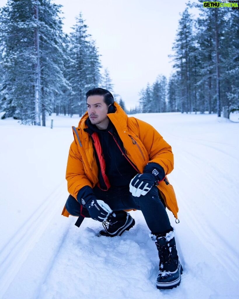Vadhir Derbez Instagram - Una fotito de de nuestro viaje al Polo Norte ❄️ Enojado? O dando el Mme 😎 #DeViajeConLosDerbez #NuevaTemporada 24 de noviembre solo en @primevideomx 🇲🇽🌎 y @vix 🇺🇸🇵🇷