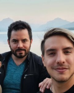 Vadhir Derbez Instagram - 🇲🇽Aquí dándolo todo con esta mala influencia que es mi hermano. A pesar de no vernos tanto como queremos, eres una persona demasiado especial para mi! Te admiro y te quiero y que chingon tener a un Amigo tan increíble... Que digo Amigo.. hermano! Jajaja Feliz Cumpleaños Don Barbon!!! Te Desearía Salud! Pero se que vas a pensar que te hablo de tomar y de ahi no te para nadie. . 🇺🇲 Posing like a tool with this terrible influence who's my brother haha. Even when we don't see each other as much as we want to, You have become someone so special to me! I admire you and love you broo! I'm I'm happy to have such an amazing friend... or brother I guess hahah Happy Birthday you Hairy ass human!!