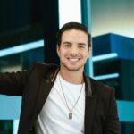 Vadhir Derbez Instagram – Happy Birthday to Meeeeee!!!! Demasiado emocionado de ver lo que voy a lograr este año! Gracias a todos por creer en mi y el apoyo que me dan, por los que están yendo a la Gira de Morrito Tour apoyando los conciertos! Neta que bonito que la musica esta creciendo más y más. 
Les dejo estas fotitos que encontré jaja y al final un video de cuando toque el cielo!… o mínimo una Nube jaja. Los Amo!! 🎉🎁🎊🎈🎉🎈🎁🌙