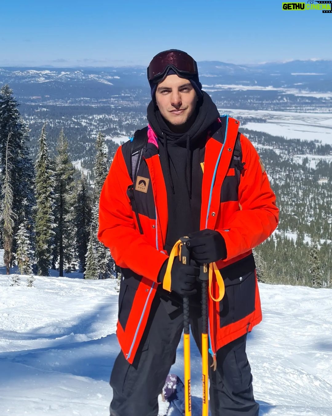Vadhir Derbez Instagram - 🇺🇲Such a beautiful weekend with my good friends. I love skiing; doing a sport while having an amazing view is the best. Also I have so many memories snow skiing that I get a bittersweet feeling... But overall I love learning new things and challenging myself, It is healing and therapeutic in every way. Thankful to be alive and I also feel awful that I'm enjoying myself while people are dying and so much pointless violence is going on all over the world. I wish that this can be over soon and people can be kinder. Anyways, I love you all and take care.❤ . 🇲🇽Que gran fin de semana pase con mis amigos. Amo esquiar, poder hacer un deporte y tener una vista increíble no tiene precio. Me encanta aprender cosas nuevas y retarme. Es terapia pura que sana. Estoy agradecido de estar vivo y experimentando todo esto. Aunque me siento mal de yo estar pasando un buen rato mientras hay gente muriendo y tanta violencia sin sentido en todos lados. Espero todo esto acabe pronto y que la gente aprenda a tener mejor corazón y dejarnos de tanta mierda. Pero bueno, los amo y espero estén todos increíble ❤ Lake Tahoe, California