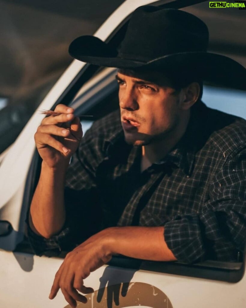 Vadhir Derbez Instagram - 🇺🇲 Cowboy looking for a Ride 😏 lol . 🇲🇽 Como me ven de Vaquero? 😏 . TB