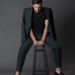 Vadhir Derbez Instagram – 🇲🇽Dale Swipe para que te eche una mirada matadora 😎 jaja aushh 
.
🇺🇲Swipe left so I can look at you in the eye lol give ya a mean look. 😎😏
.
📸: @javierfloresleyes 
.
@zegnaofficial
Styling: @mr.dairy 
PR: @ospina.luz