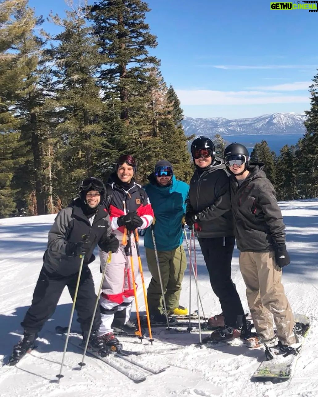 Vadhir Derbez Instagram - 🇺🇲Such a beautiful weekend with my good friends. I love skiing; doing a sport while having an amazing view is the best. Also I have so many memories snow skiing that I get a bittersweet feeling... But overall I love learning new things and challenging myself, It is healing and therapeutic in every way. Thankful to be alive and I also feel awful that I'm enjoying myself while people are dying and so much pointless violence is going on all over the world. I wish that this can be over soon and people can be kinder. Anyways, I love you all and take care.❤ . 🇲🇽Que gran fin de semana pase con mis amigos. Amo esquiar, poder hacer un deporte y tener una vista increíble no tiene precio. Me encanta aprender cosas nuevas y retarme. Es terapia pura que sana. Estoy agradecido de estar vivo y experimentando todo esto. Aunque me siento mal de yo estar pasando un buen rato mientras hay gente muriendo y tanta violencia sin sentido en todos lados. Espero todo esto acabe pronto y que la gente aprenda a tener mejor corazón y dejarnos de tanta mierda. Pero bueno, los amo y espero estén todos increíble ❤ Lake Tahoe, California