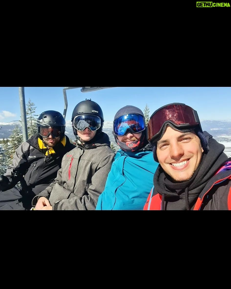 Vadhir Derbez Instagram - 🇺🇲Such a beautiful weekend with my good friends. I love skiing; doing a sport while having an amazing view is the best. Also I have so many memories snow skiing that I get a bittersweet feeling... But overall I love learning new things and challenging myself, It is healing and therapeutic in every way. Thankful to be alive and I also feel awful that I'm enjoying myself while people are dying and so much pointless violence is going on all over the world. I wish that this can be over soon and people can be kinder. Anyways, I love you all and take care.❤ . 🇲🇽Que gran fin de semana pase con mis amigos. Amo esquiar, poder hacer un deporte y tener una vista increíble no tiene precio. Me encanta aprender cosas nuevas y retarme. Es terapia pura que sana. Estoy agradecido de estar vivo y experimentando todo esto. Aunque me siento mal de yo estar pasando un buen rato mientras hay gente muriendo y tanta violencia sin sentido en todos lados. Espero todo esto acabe pronto y que la gente aprenda a tener mejor corazón y dejarnos de tanta mierda. Pero bueno, los amo y espero estén todos increíble ❤ Lake Tahoe, California