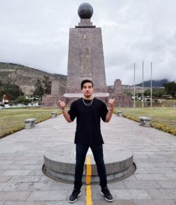Vadhir Derbez Instagram - 🇺🇲Where your heart is Happy... Stay there 😊 (Nala is Simba in the last Picture lol) . 🇲🇽Donde tu corazón este feliz... ahi quedate 😊 (Nala es Simba en la última foto jaja) Quito, Ecuador