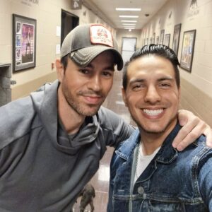 Vadhir Derbez Instagram - 🇲🇽Quería pasar una noche increíble en Las Vegas y les puedo decir que lo logré. Qué chingón es ver a amigos rompiéndola! No se pierdan el tour de @ricky_martin , @enriqueiglesias y @sebastianyatra en su ciudad.  Neta se la van a pasar demasiado bien escuchando y cantando todos sus hits 🔥🔥🔥 consigan los tickets en livenation.com 😎 #enriquerickytour @livenation
.
🇺🇲I wanted to spend an incredible night in Vegas and I certainly did! It's amazing to see friends doing amazing things like this one! Don't miss on @ricky_martin , @enriqueiglesias and @sebastianyatra Tour. You're gunna have the best time singing and dancing all their hits 🔥🔥🔥 get your tickets at LiveNation.com 😎 #enriquerickytour @livenation